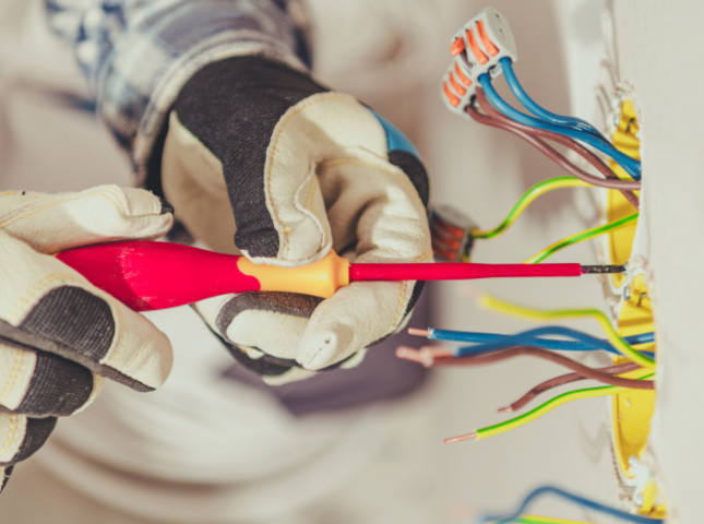 Dijkman Elektrotechniek is dé importeur van alle denkbare elektrotechnische componenten en accessoires voor de Nederlandse kaste